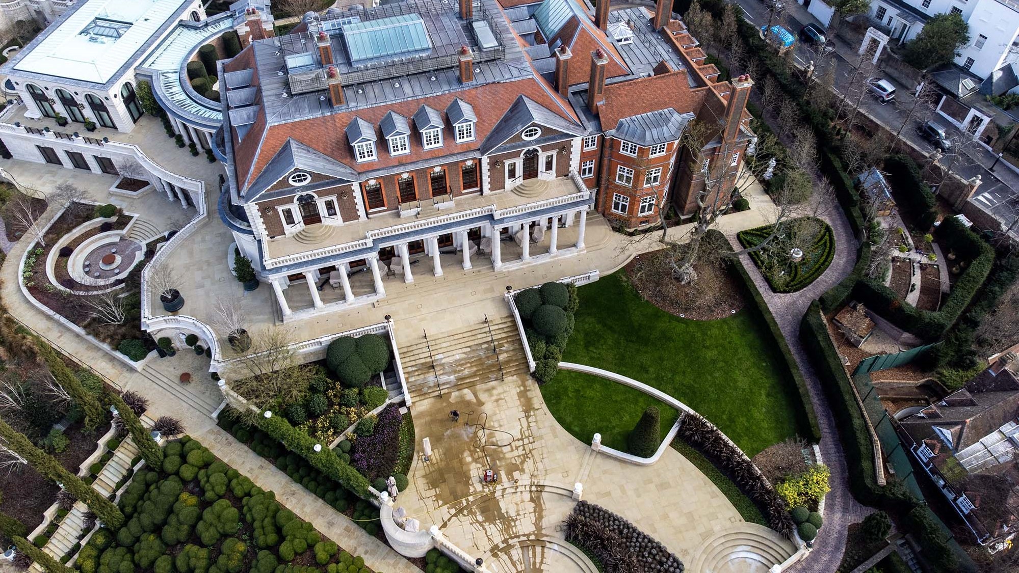Exclusive - Aerial photos of the £300m 25 bedroom mansion allegedly belonging to Russian oligarch Andrey Guryev in Highgate, London, UK - 09 Mar 2022 Records immobiliers dans le monde Witanhurst Mansion
