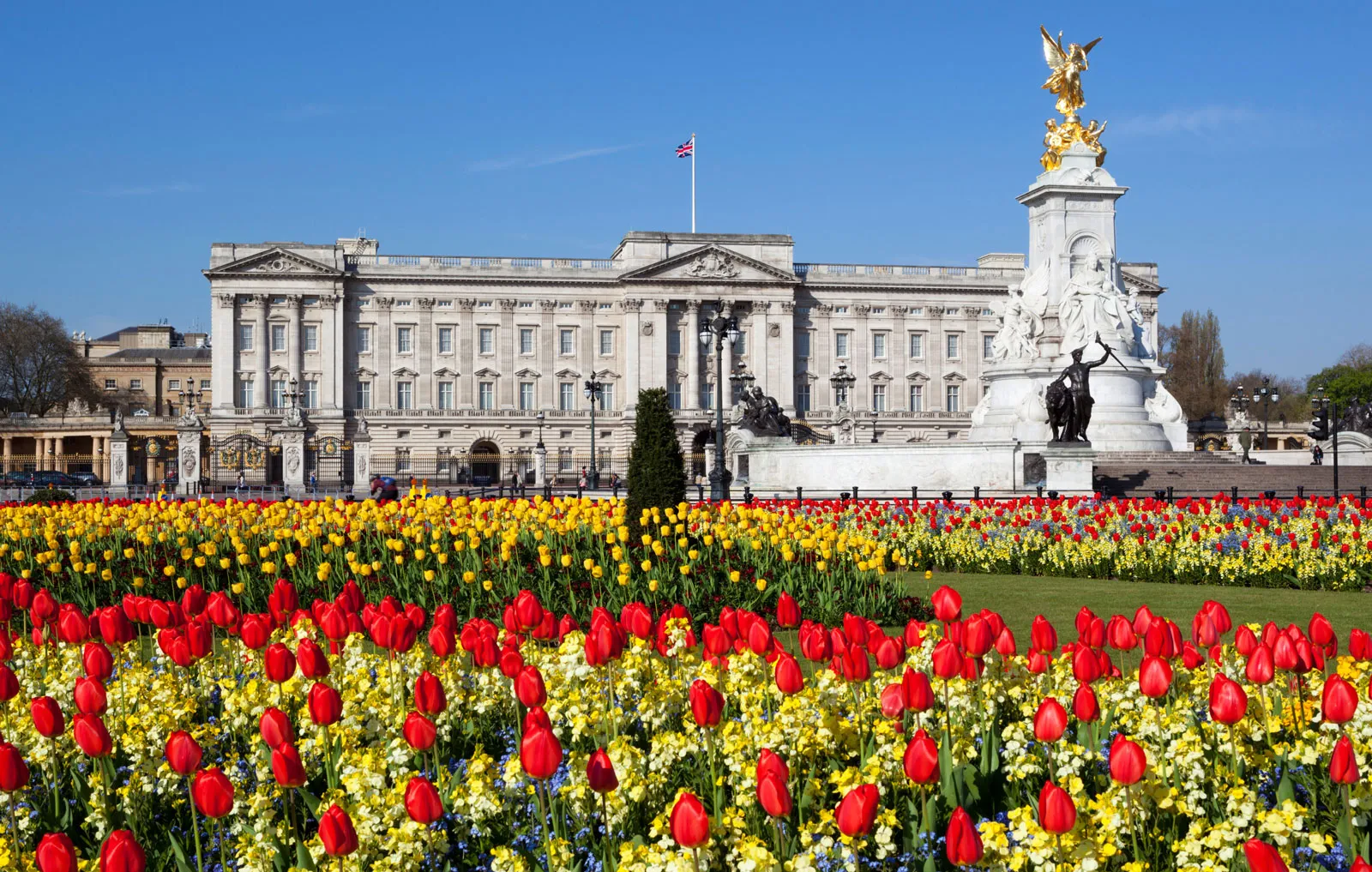 Buckingham-Palace-Victoria-Memorial-Tulips-London-England Records immobiliers dans le monde :Buckingham Palace